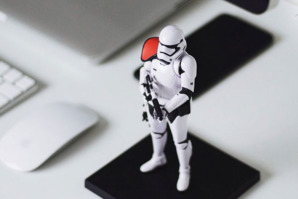 Website Security - Figur eines Stormtroopesr auf dem Schreibtisch.