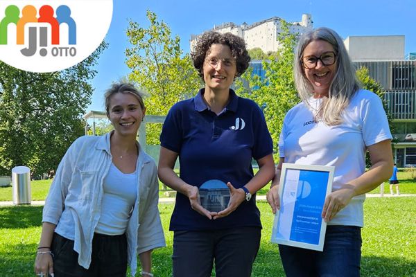 Team webgras mit der JOtto Trophäe